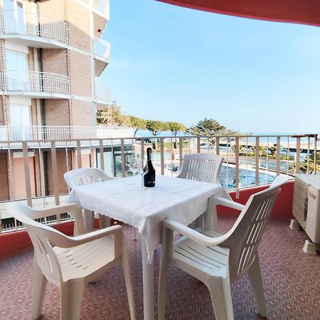 Apollo Fronte Mare Lägenhet Lido di Jesolo Exteriör bild
