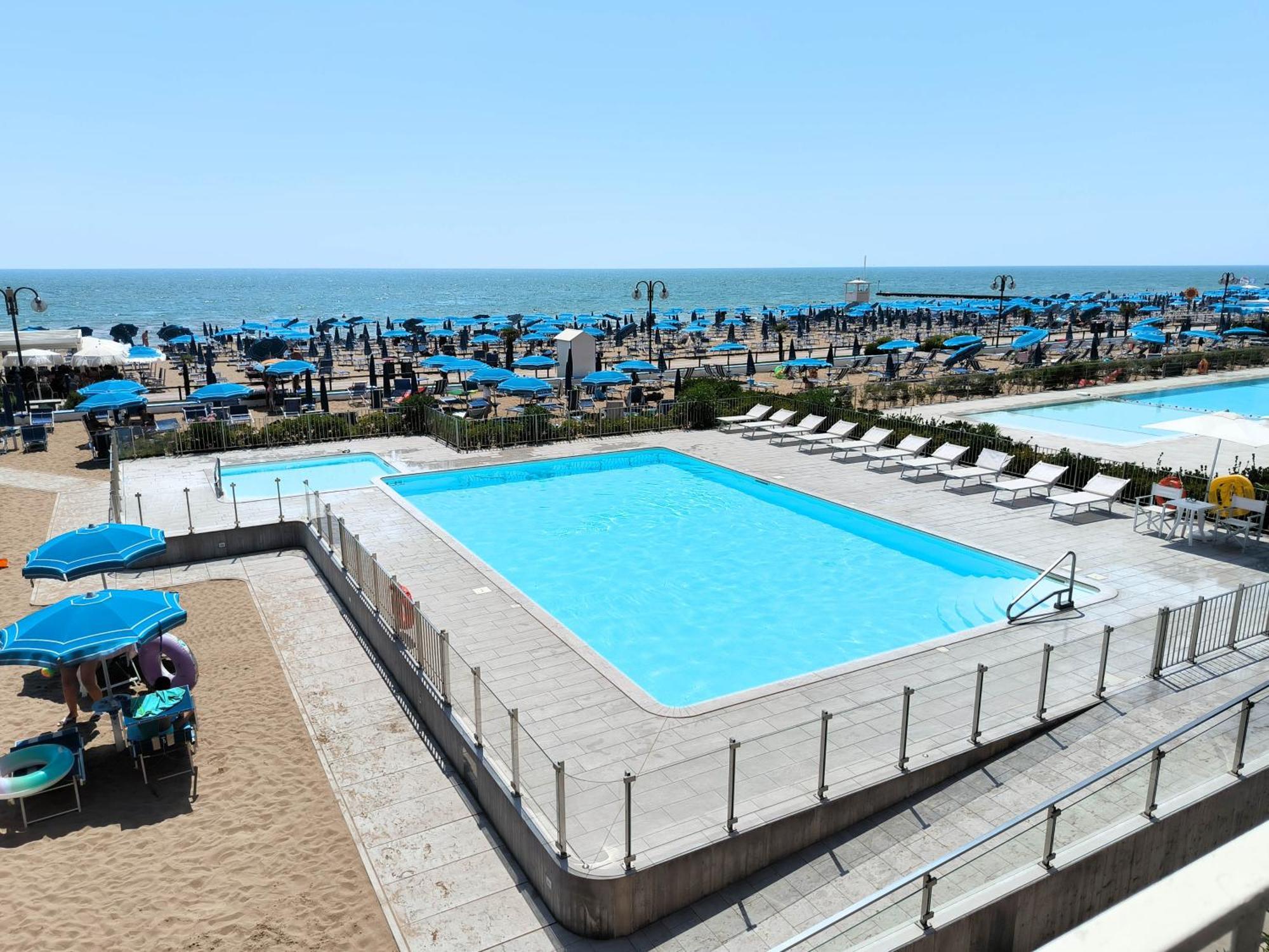 Apollo Fronte Mare Lägenhet Lido di Jesolo Exteriör bild